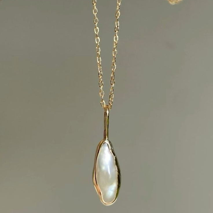 Elegant Oyster Gold Necklace