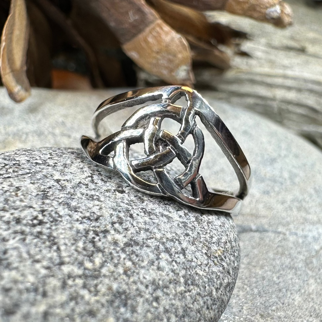 Dainty Little Celtic Ring
