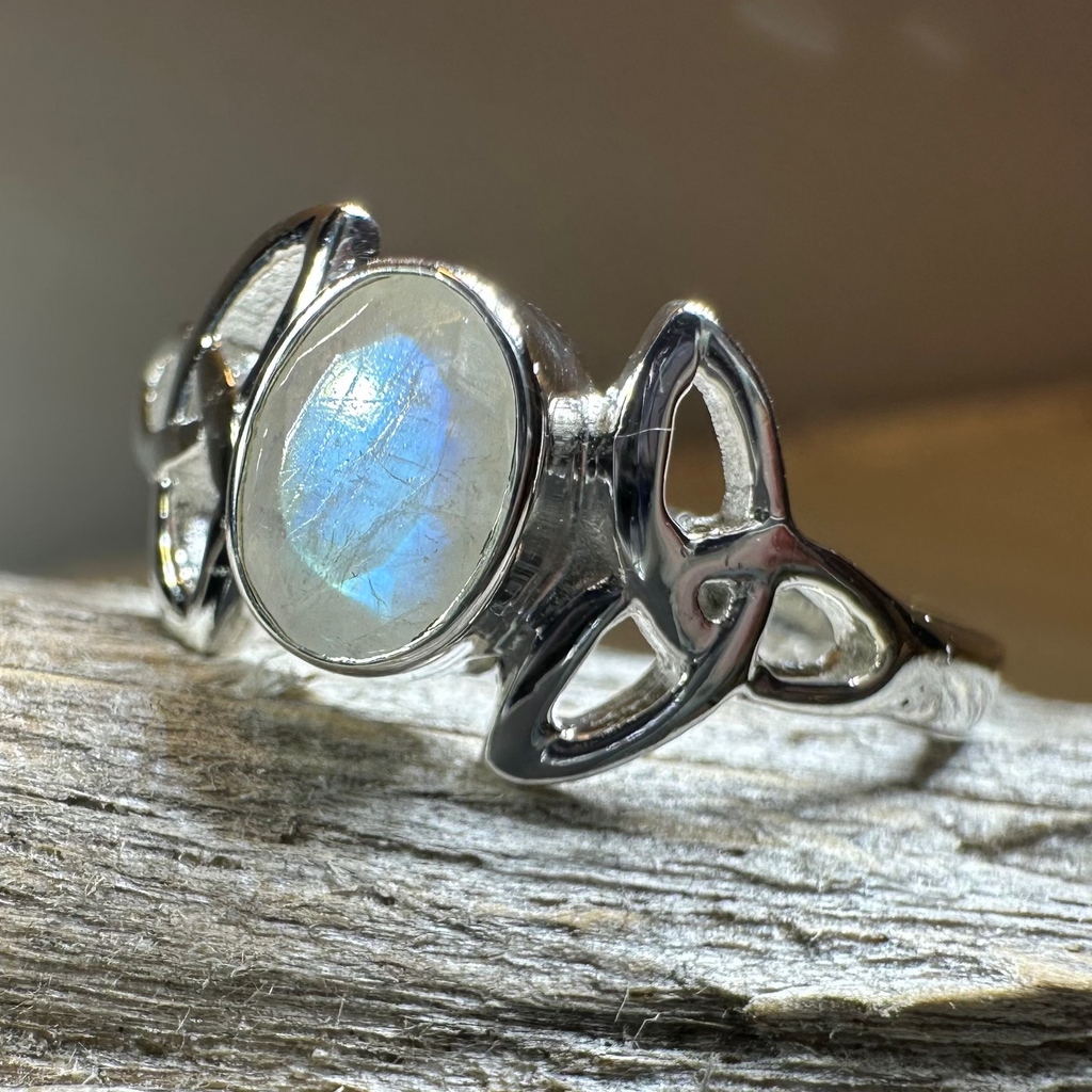 Cordelia Trinity Knot Ring