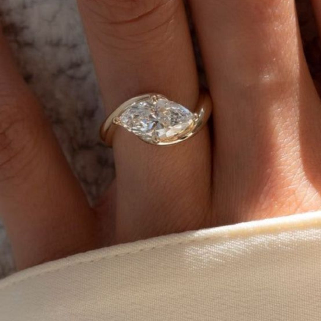 White Inlaid Wavy Crystal Ring