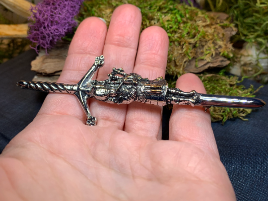 Highland Bagpiper Kilt Pin