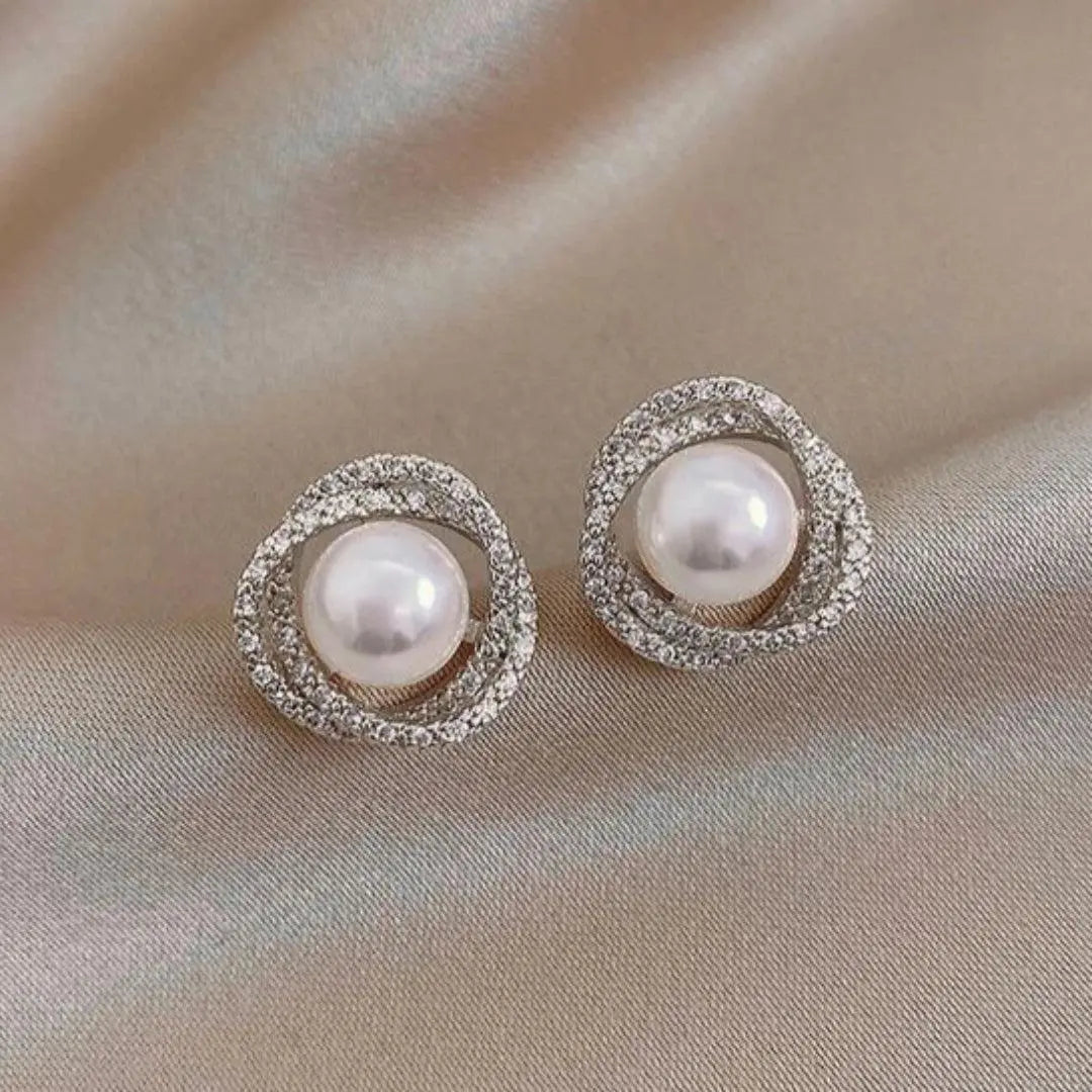 Sparkling spiral earrings with elegant pearls