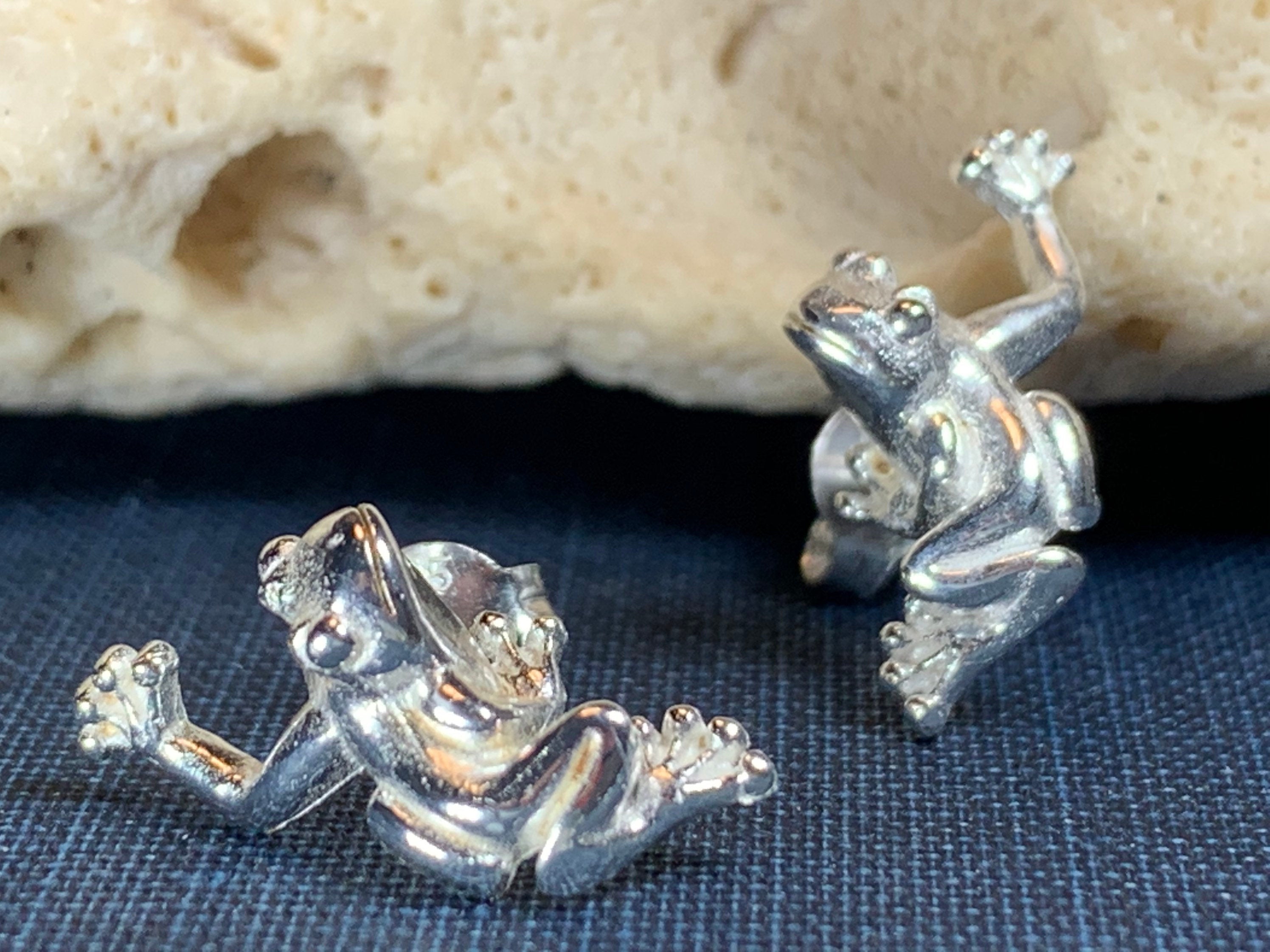 Sásta Frog Earrings