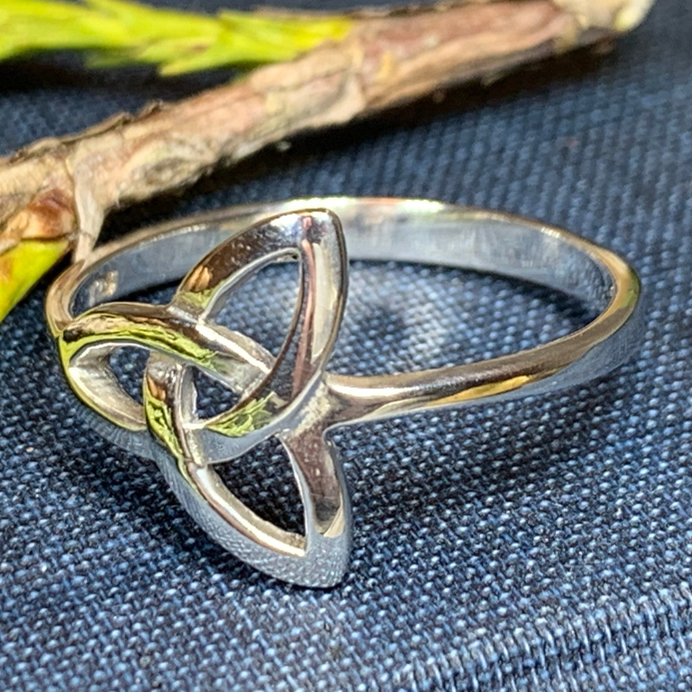 Echo Trinity Knot Ring