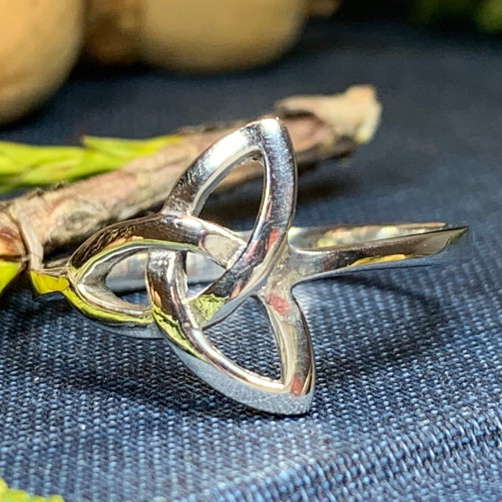 Echo Trinity Knot Ring