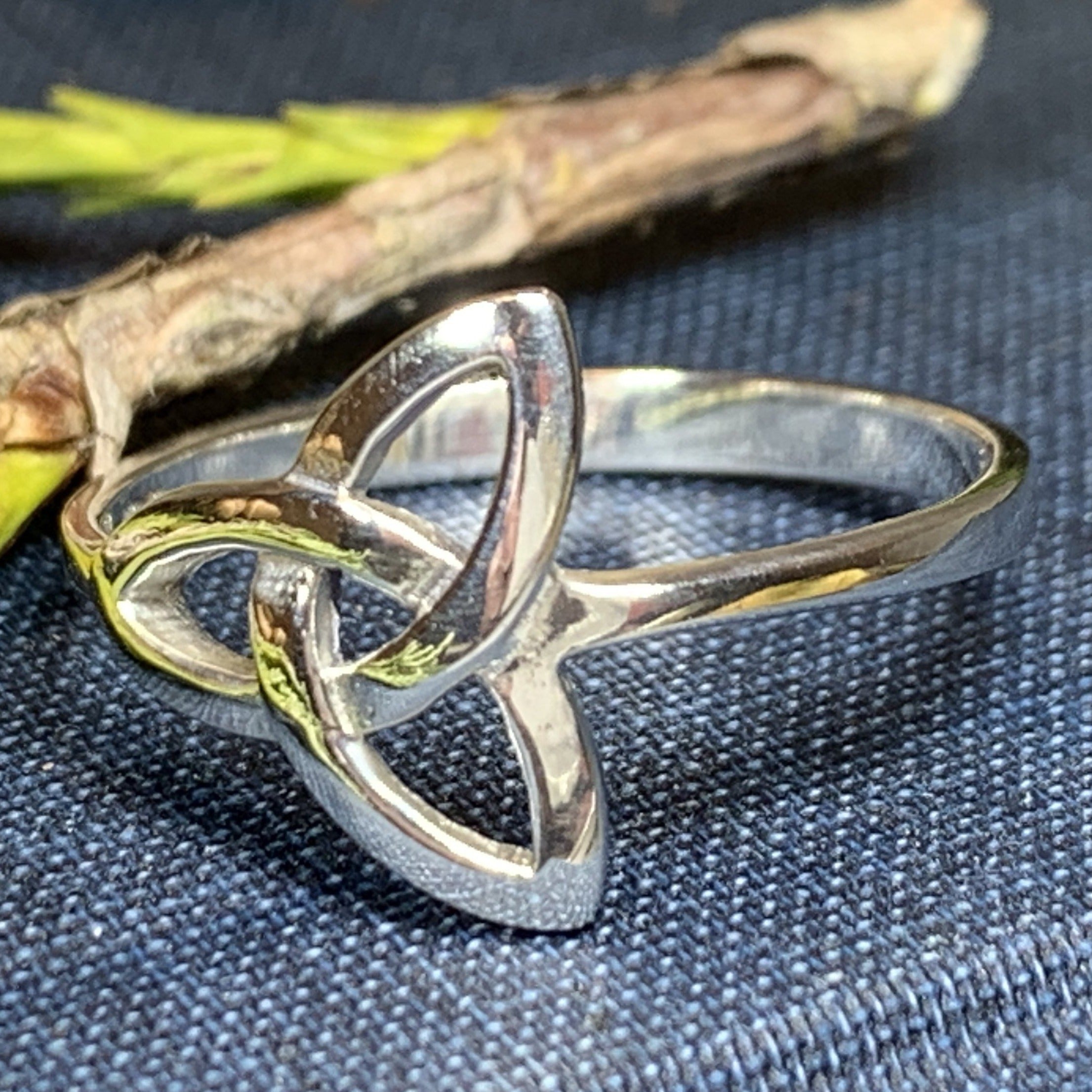 Echo Trinity Knot Ring