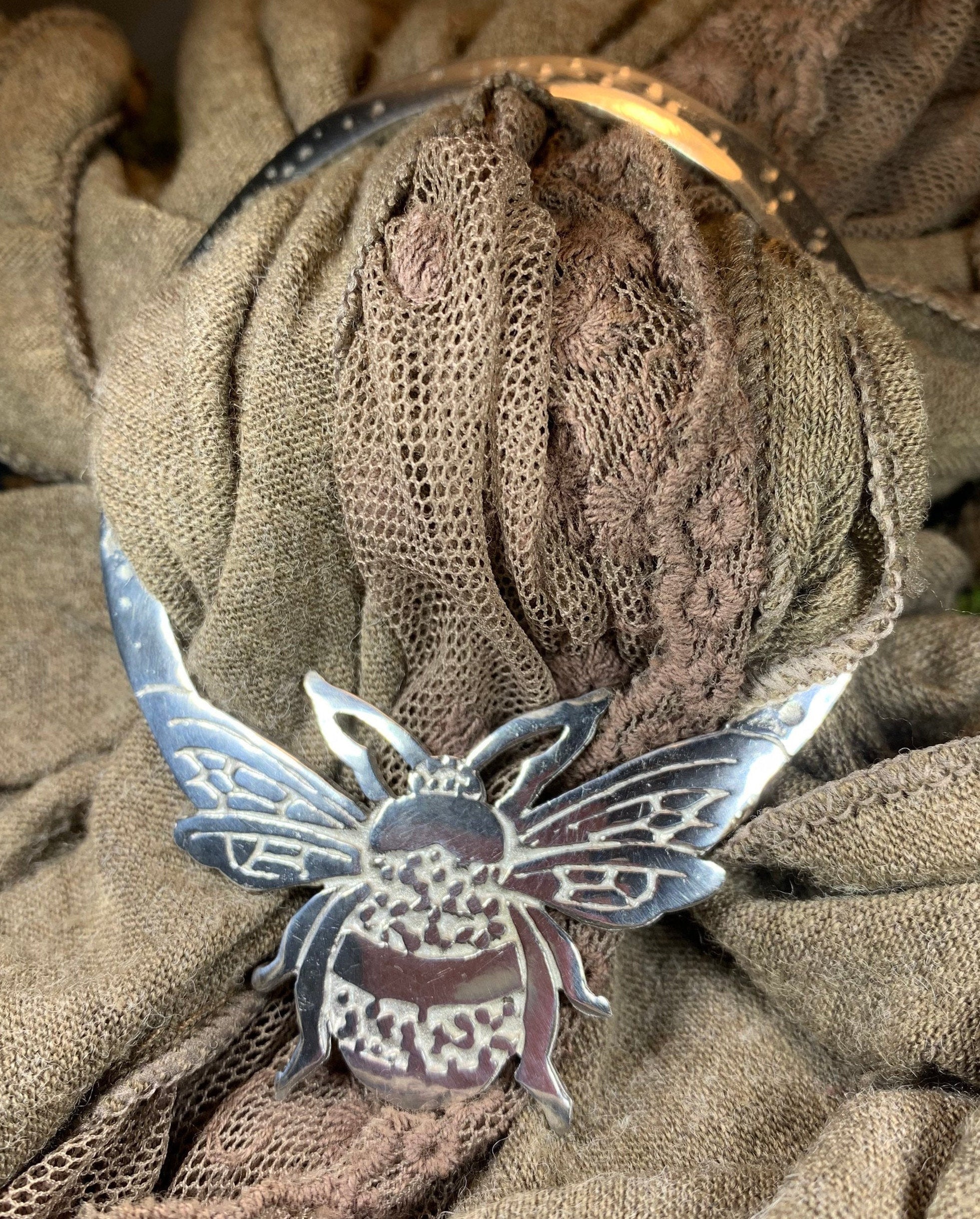 Bonnie Bee Scarf Ring