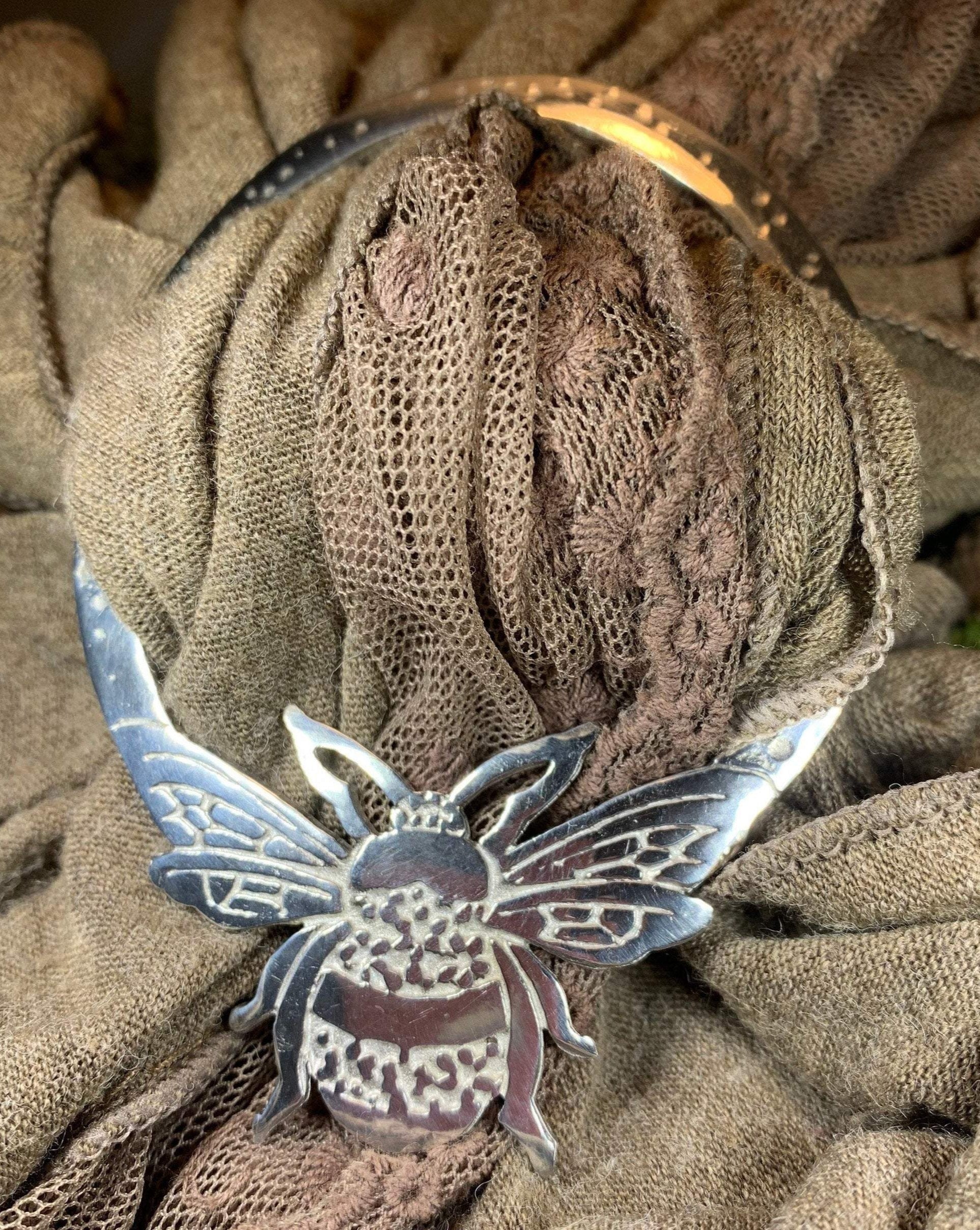 Bonnie Bee Scarf Ring