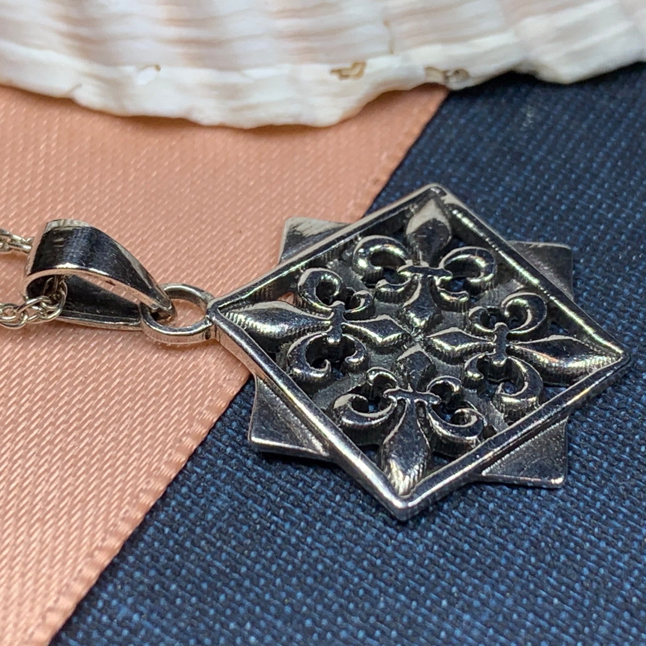 Elegant Fluer De Lis Necklace