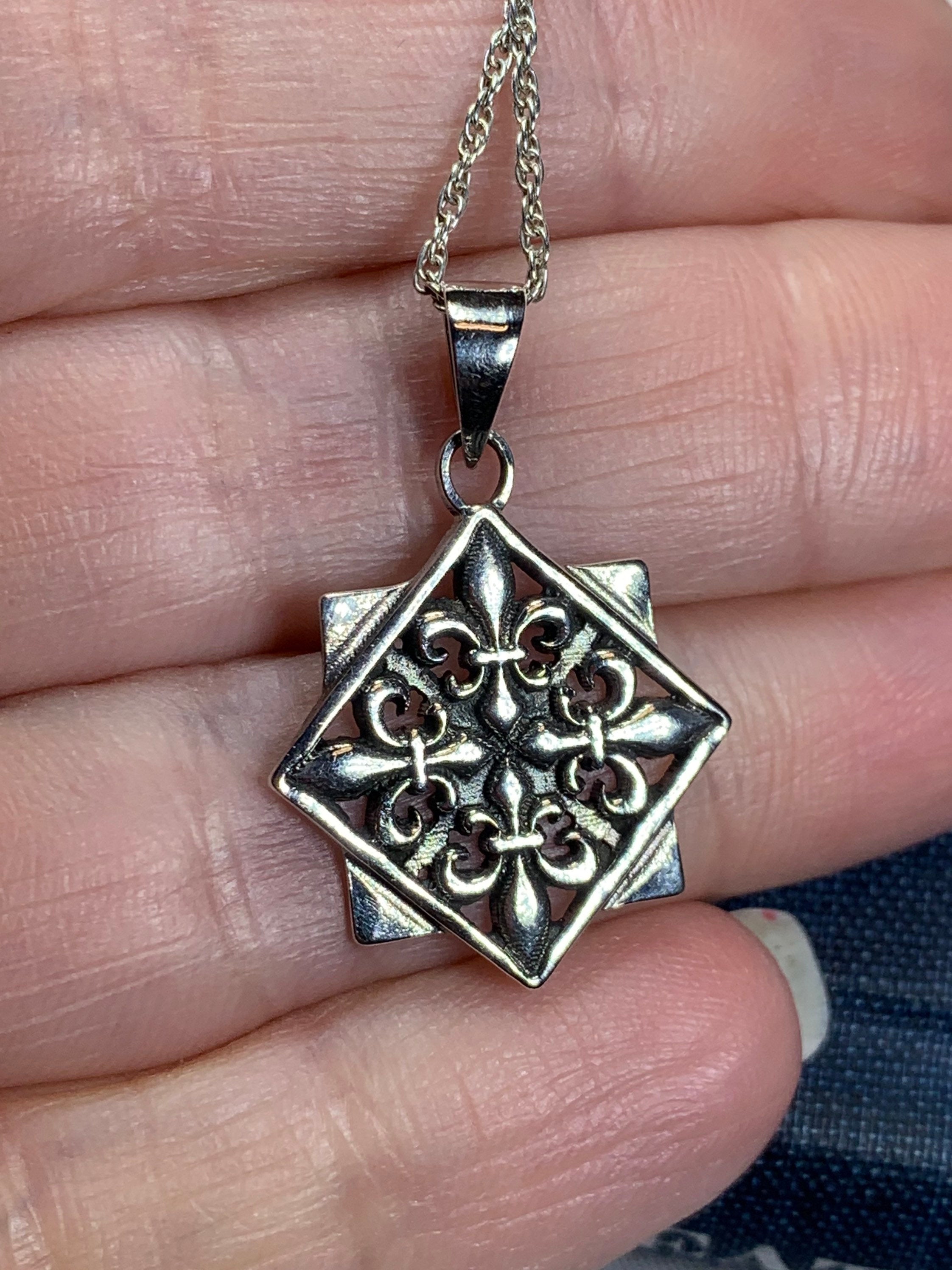 Elegant Fluer De Lis Necklace