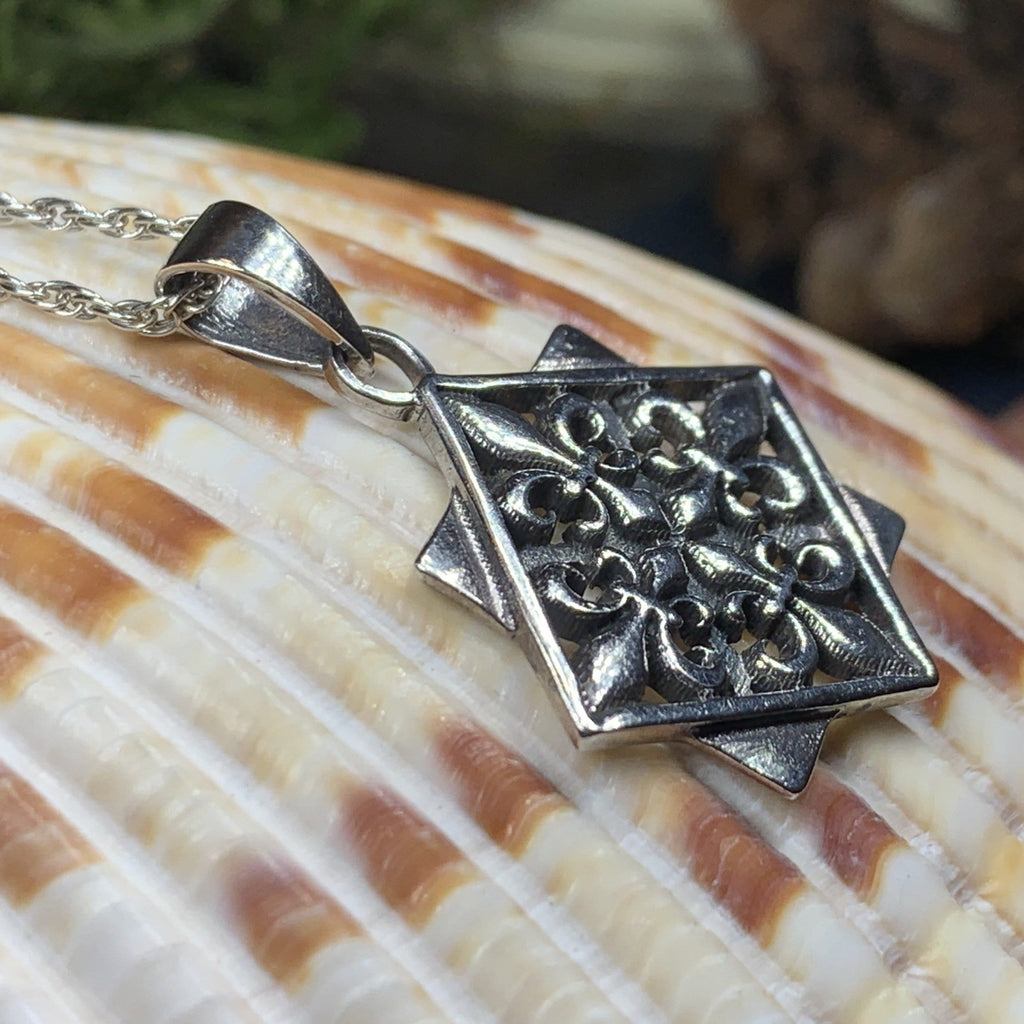 Elegant Fluer De Lis Necklace