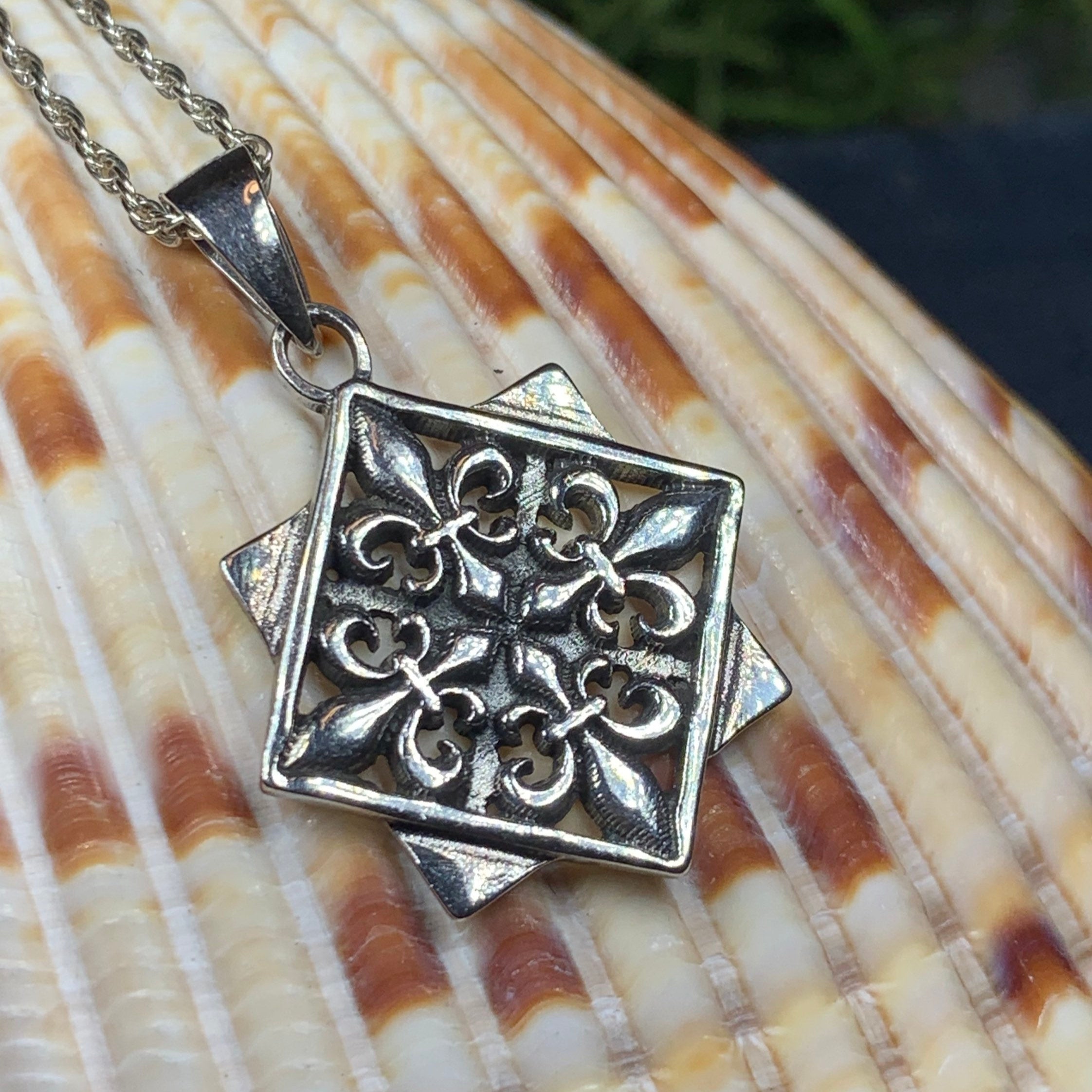 Elegant Fluer De Lis Necklace