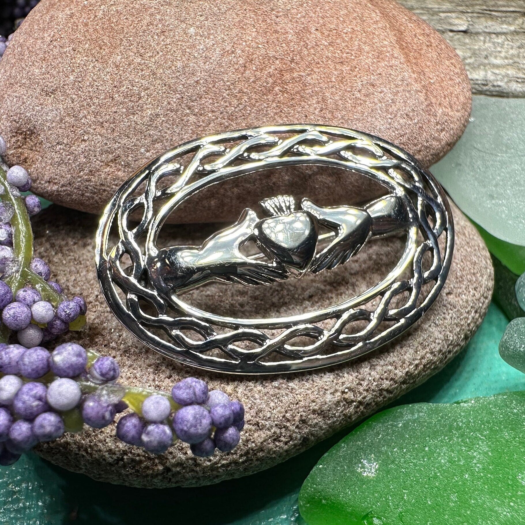 Laurelei Oval Claddagh Brooch