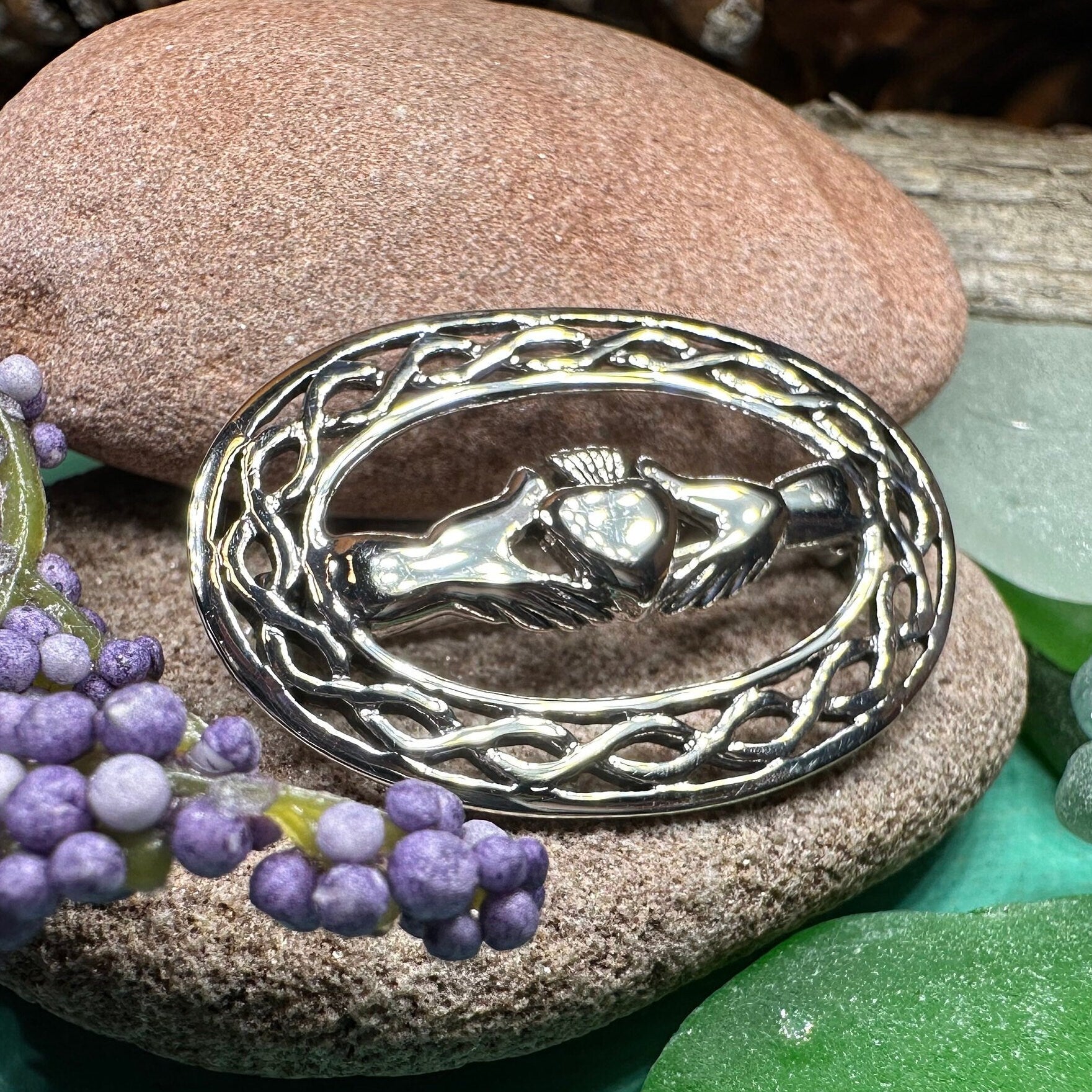 Laurelei Oval Claddagh Brooch