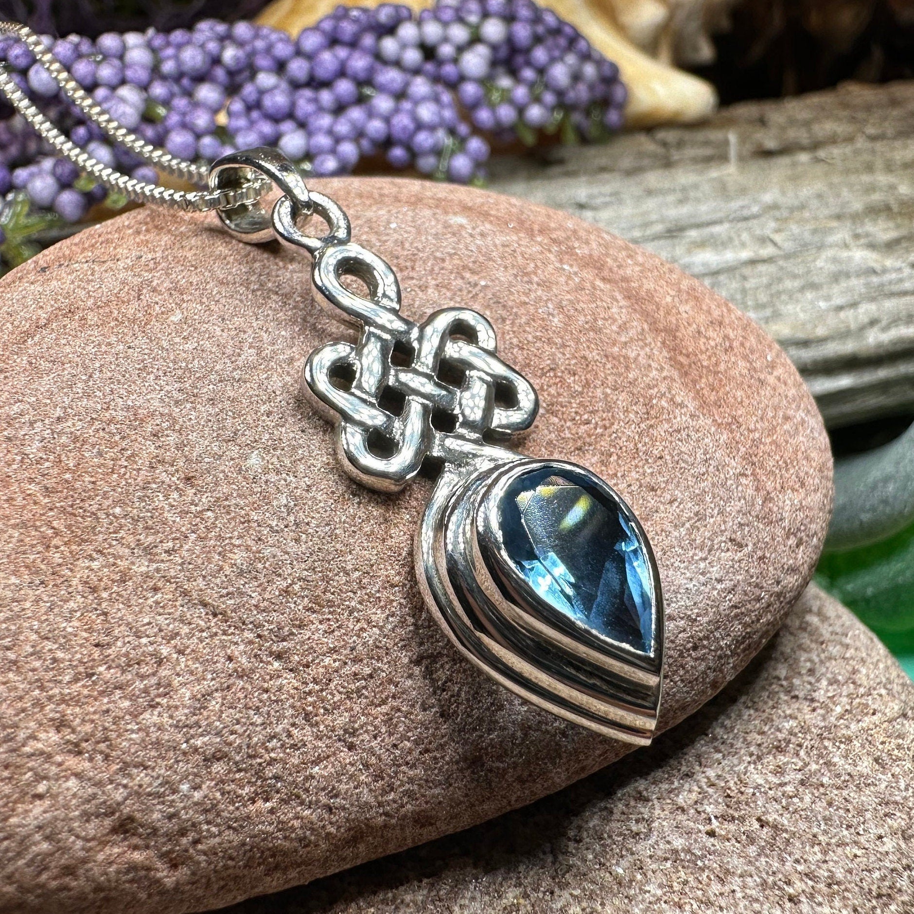 Vadaria Celtic Knot Necklace