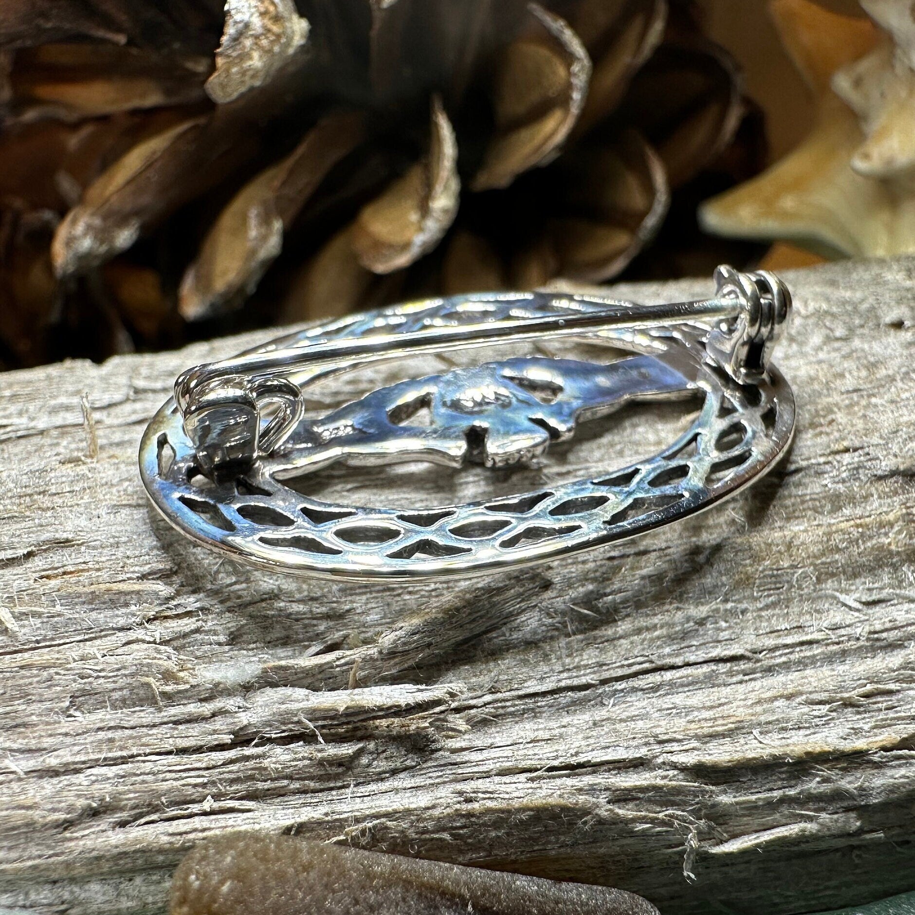 Laurelei Oval Claddagh Brooch