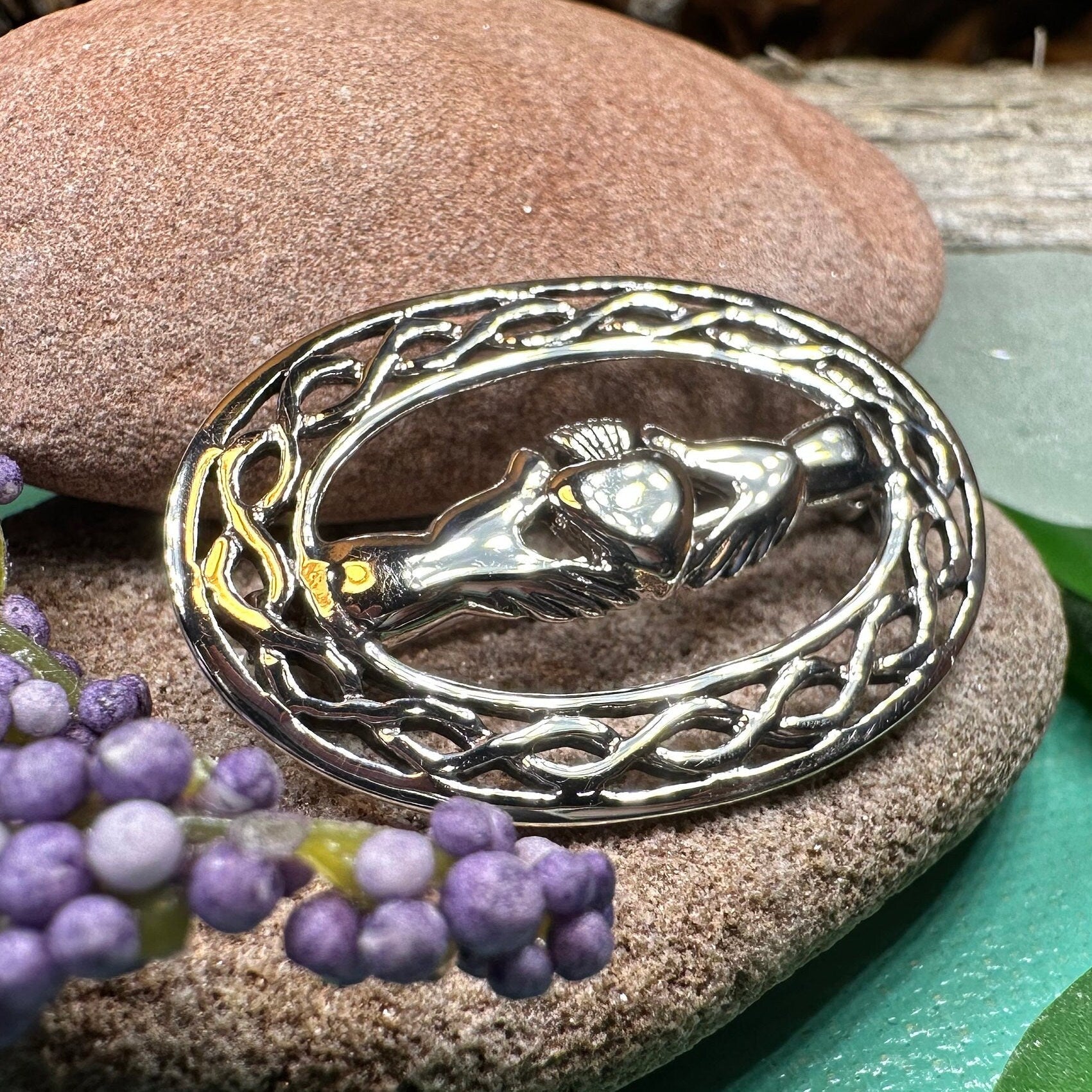 Laurelei Oval Claddagh Brooch