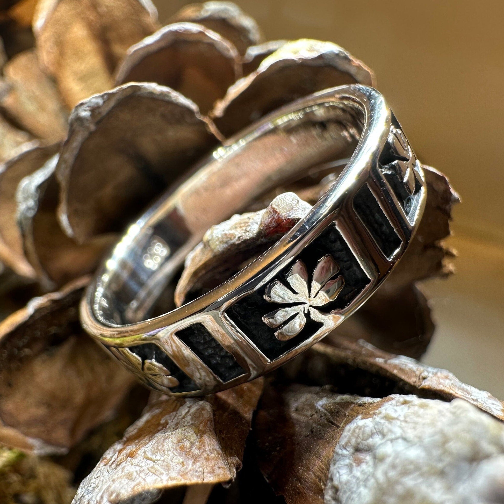 Shamrock Band Ring