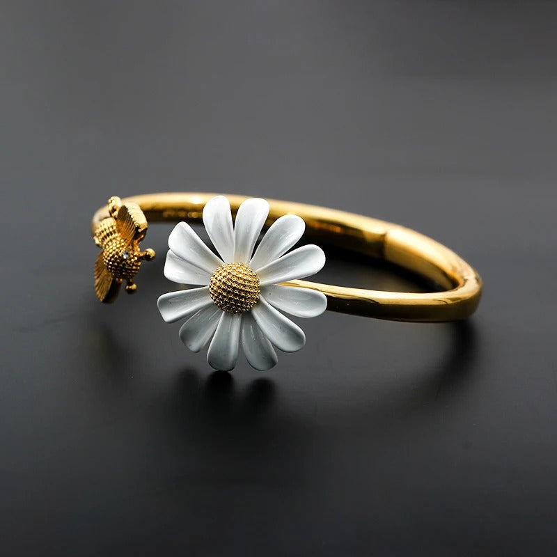 Vintage Gold Daisy & Bee Bracelet