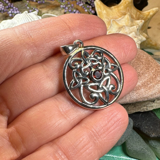 Oifa Trinity Knot Necklace