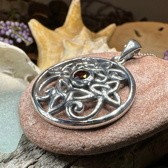 Oifa Trinity Knot Necklace