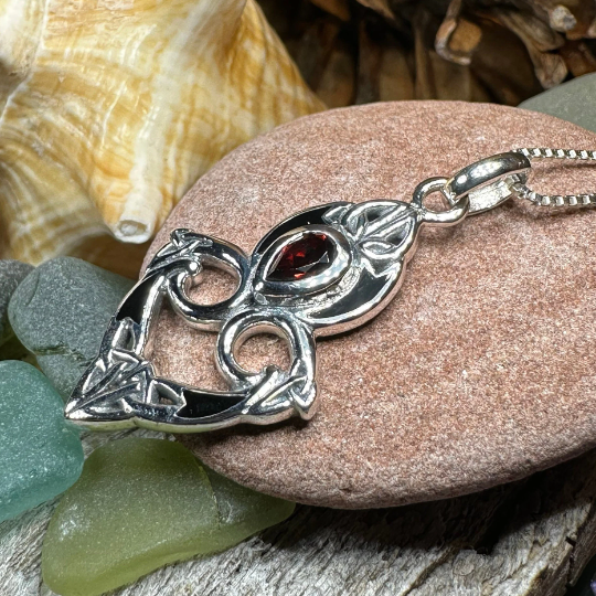 Cordelia Trinity Knot Necklace