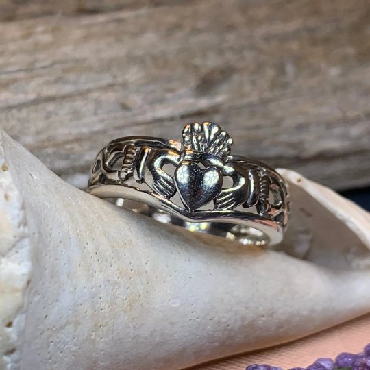 Claddagh Chevron Ring