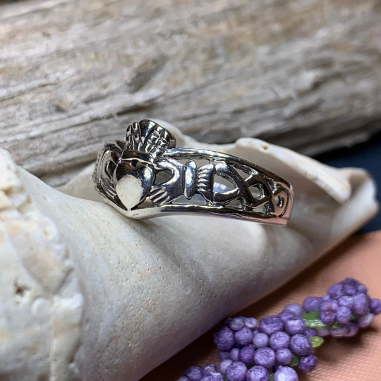 Claddagh Chevron Ring