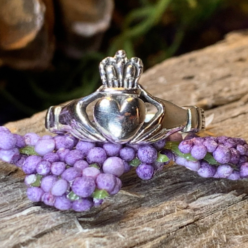 Clara Claddagh Ring